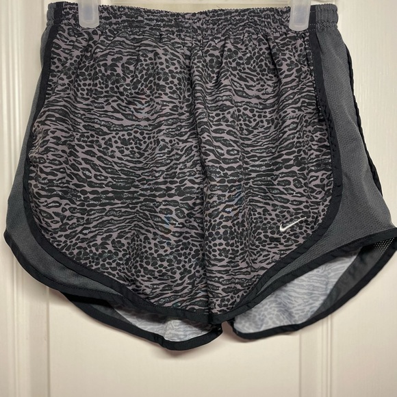 Nike Pants - Nike Women’s Gray Athletic Shorts with Curved Hem and Elastic Waistband sz SM